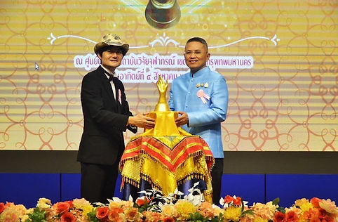 賞を受け取る網倉社長（左）